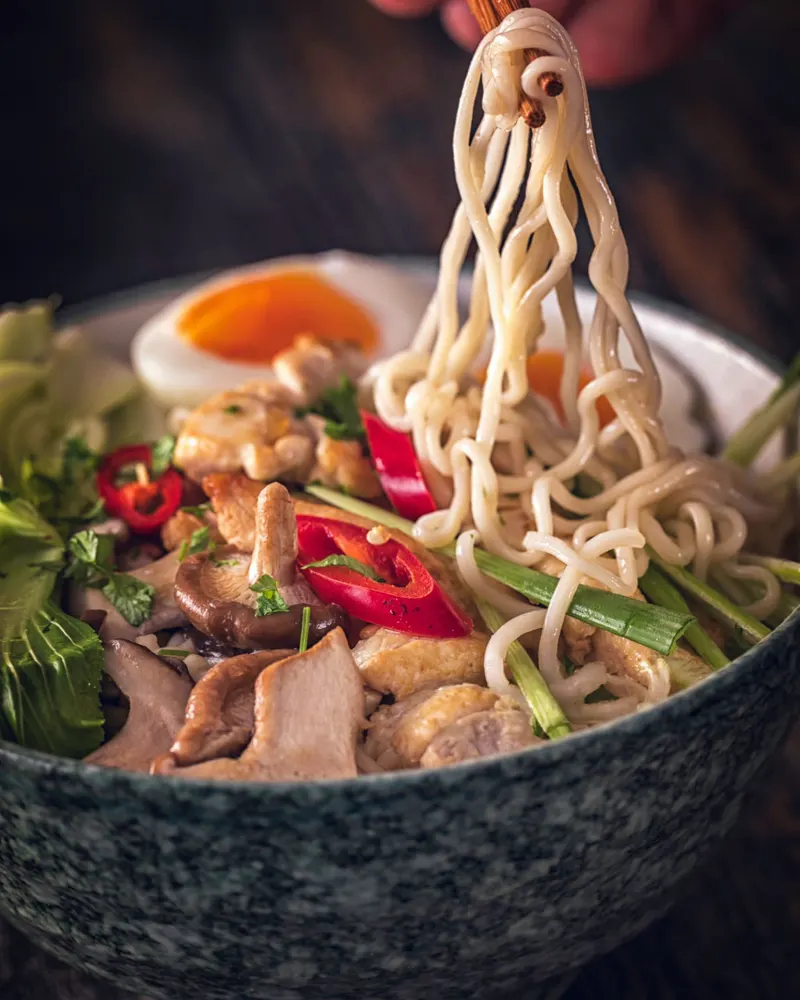 Bowl mit Nudeln, Hähnchen, Shiitake, Ei und Chili