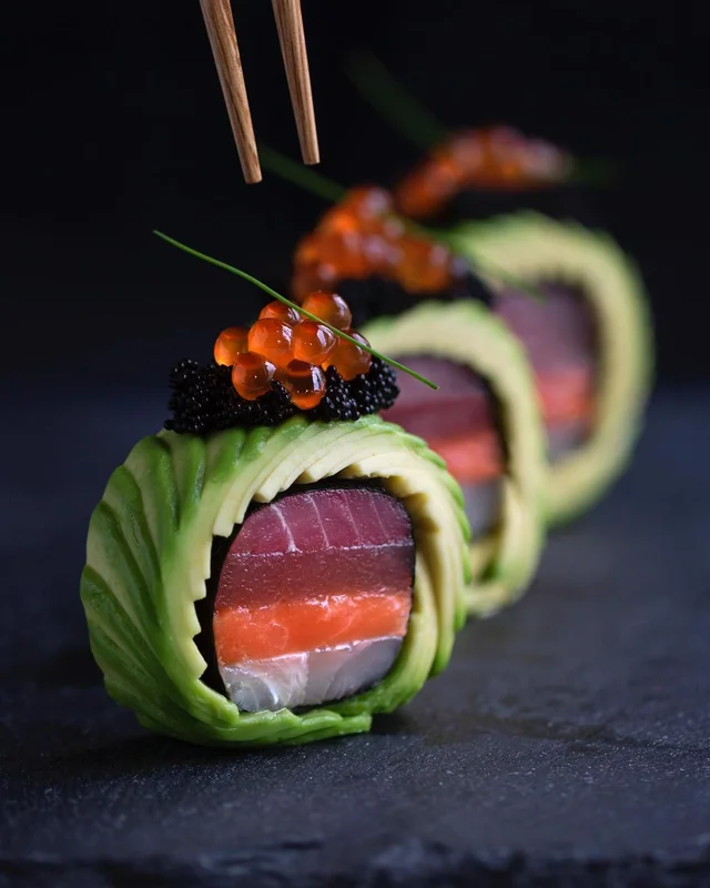 Sushi-Rolle mit Avocado, Thunfisch, Lachs und Kaviar